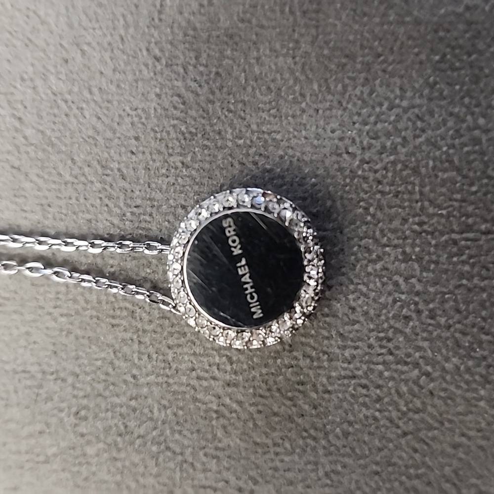 NWOT gorgeous Michael Kors Necklace. Silver color
